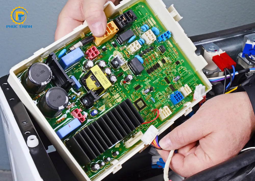 Bo mạch bị rỉ, hư hỏng sét nên máy giặt không quay Bo mạch bị rỉ, hư hỏng sét nên máy giặt không quay