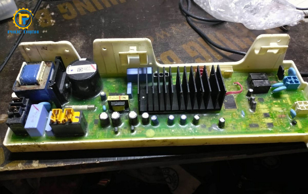 Board bị rỉ sét do côn trùng sinh sống bên trong