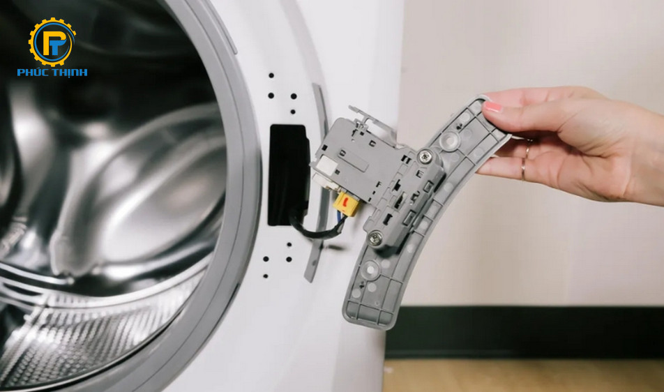 Công tắc khóa cửa bị hỏng do thao tác hoặc lỗi linh kiện