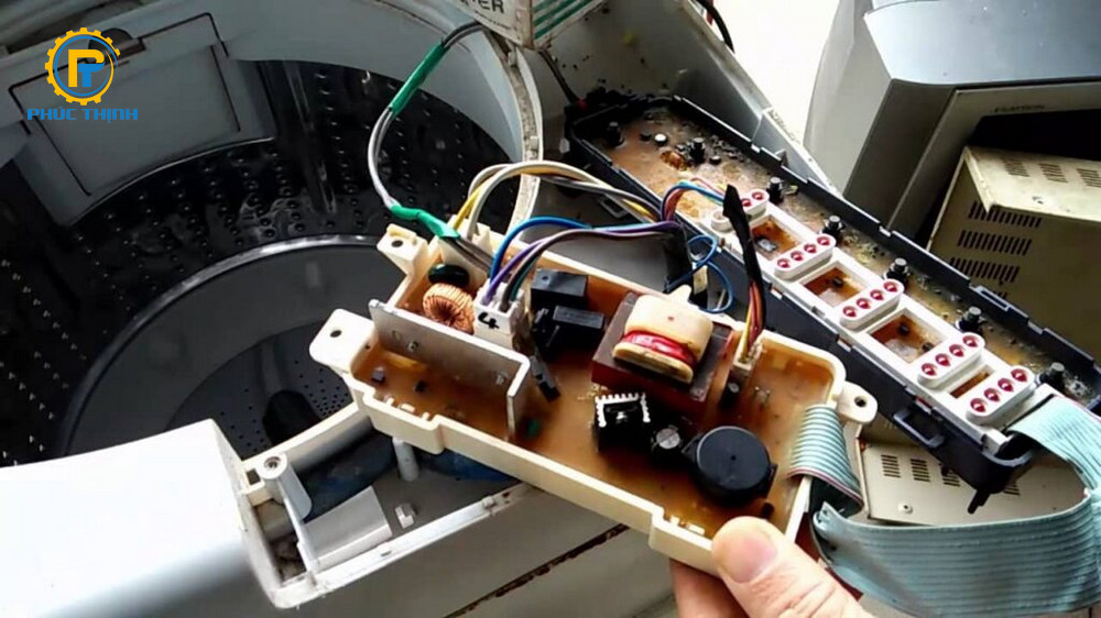 Điện áp thay đổi đột ngột làm board bị cháy