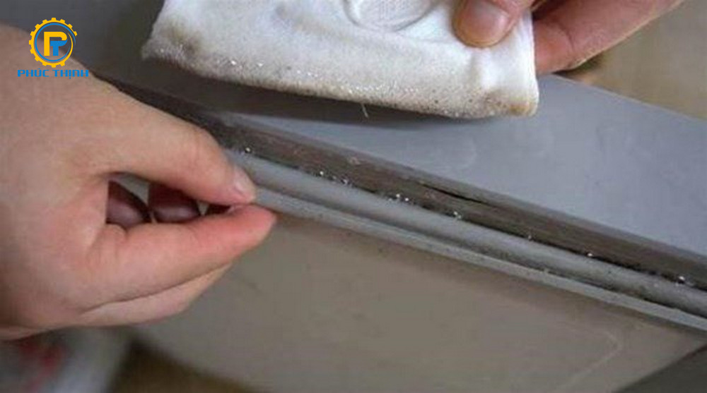 Vệ sinh ron tủ lạnh bằng chất tẩy tự nhiên