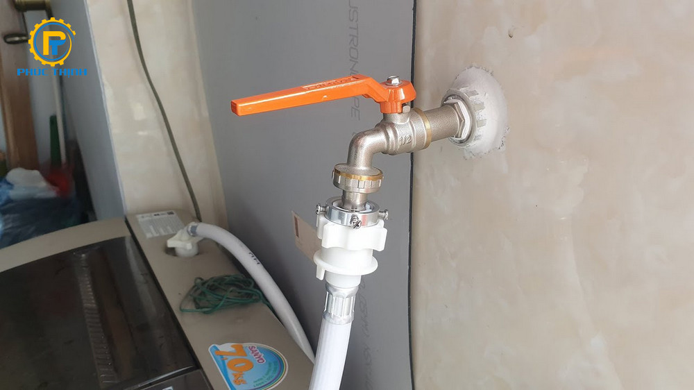 Vòi cấp nước máy giặt còn khóa nên không lấy được nước Vòi cấp nước máy giặt còn khóa nên không lấy được nước