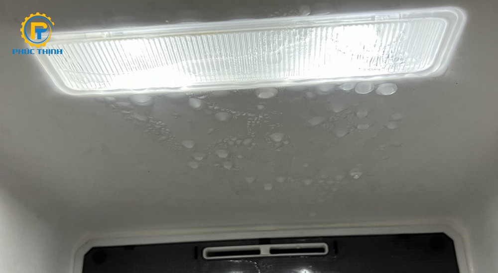 Tủ lạnh bị đọng nước do không đóng kín gây mất vệ sinh